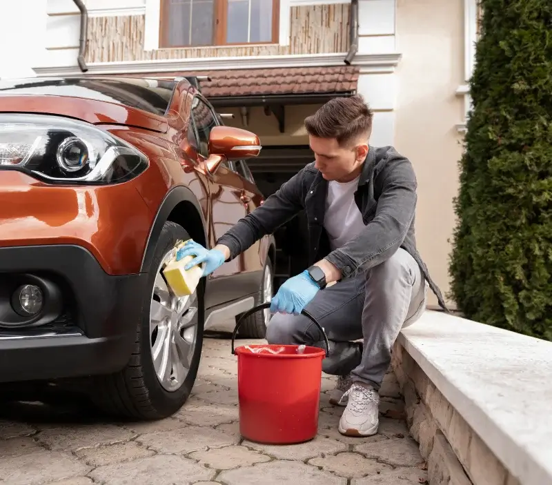 Lavage auto à domicile Saint-Aignan-de-Couptrain : professionnel intervenant sur un véhicule